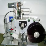 રાઉન્ડ બોટલ અર્ધ સ્વચાલિત ડેસ્કટોપ લેબલિંગ મશીન