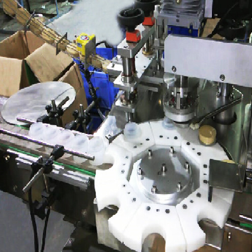 Automatische crèmepotten draadafdekkingsmachine met robotcontainers capperuitrusting