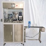 Poser fylde afdækningsmaskine automatisk lineær doypak tud flydende juice fyldstof skruehætter skåle fodring capper system