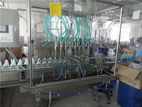 Stroj za etiketiranje ekonomičnih tekočih detergentov in šamponov za polnjenje vijakov s polnilnimi plastenkami