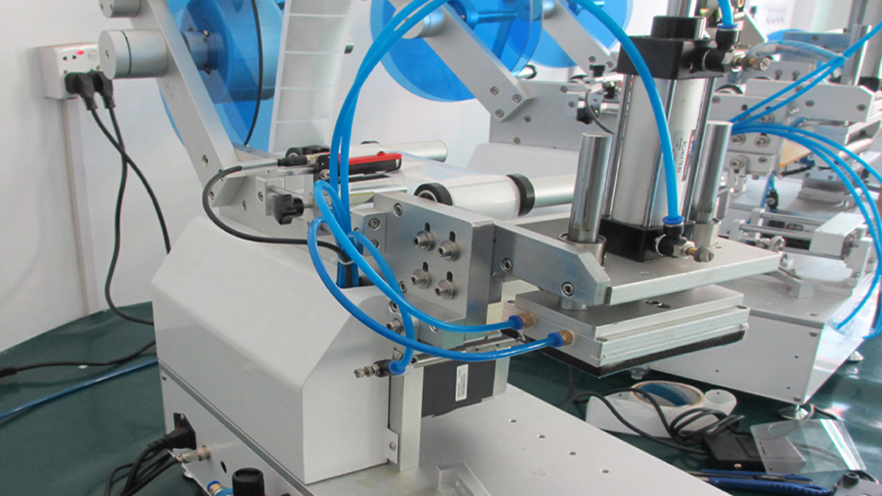 Spout Bags Plastic Bag Labeling Machine Semi Automatic For Flat Surface