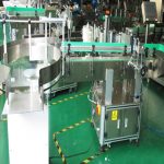 Vertikala rödvinetiketteringsmaskiner automatiskt med runda skivspelarflaskor matningssystem transparenta etiketter etikettmaskiner automatisk