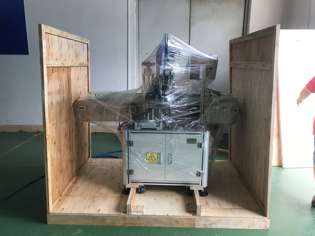 lipstick labeling machine.jpg