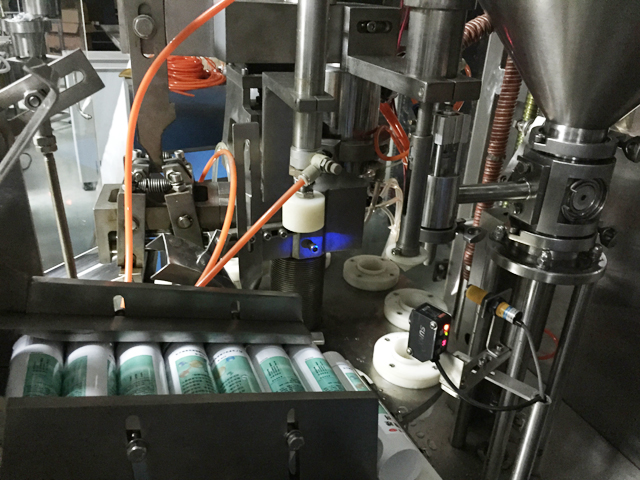 tubes holding feeding system automatic tubes feeding system for filling sealing.jpg