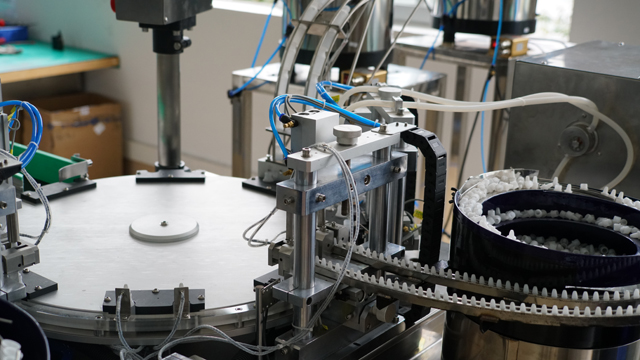 ROTARY filling e liquid into plastic bottles.jpg
