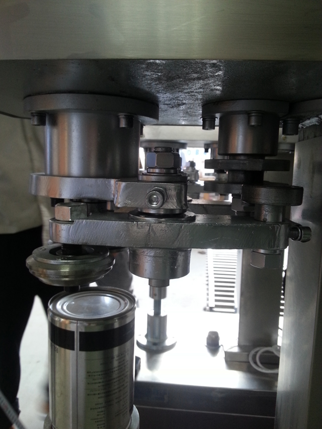 cans sealing machinery.jpg