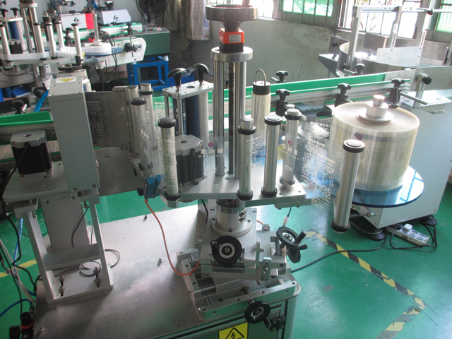 red wine bottles labeling machinery.jpg