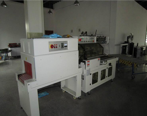 L type sealing shrinkage packing machine L sealing shrinkage wrapping machine.jpg