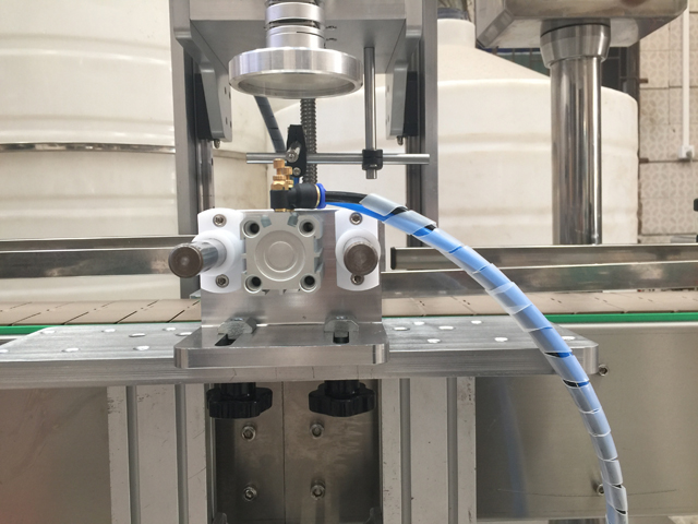 capping head for jars.jpg