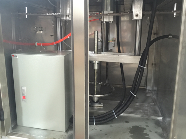 inside cans sealing capping machine.jpg