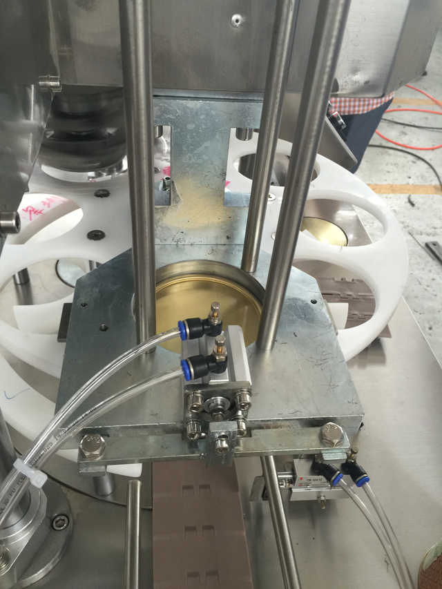 cans sealing machinery.jpg