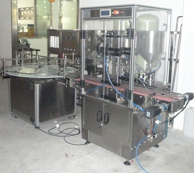 filling machine with unscrambler bottles.jpg