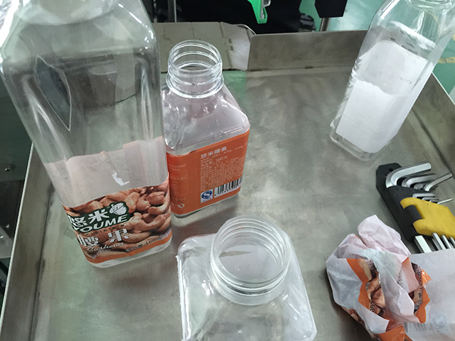 FLAT BOttles labeling machine rolls of labels (2).jpg