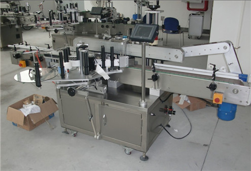 опрема за двоструко бочно обележавање машина за етикетирање пластичних и стаклених боца