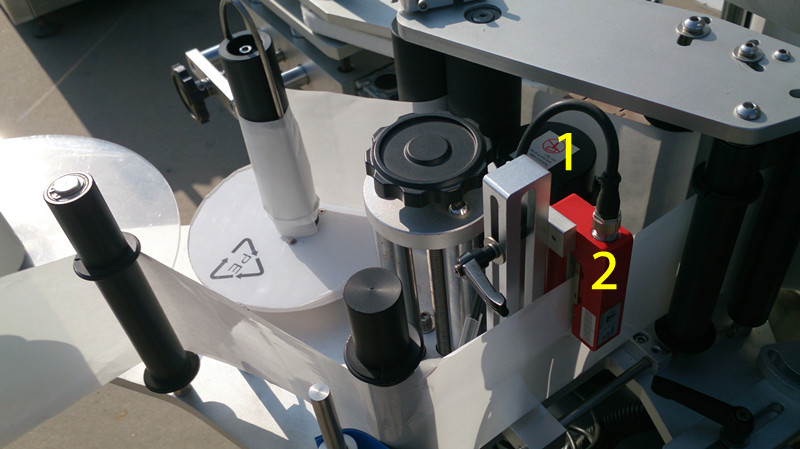 labeling machine for E liquid small bottles labeling for E liquid close pictures.jpg