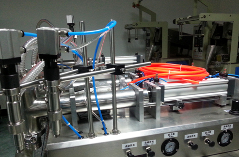 liquid filling machinery semi automatic horizontal liquid filler fully pneumatic.jpg