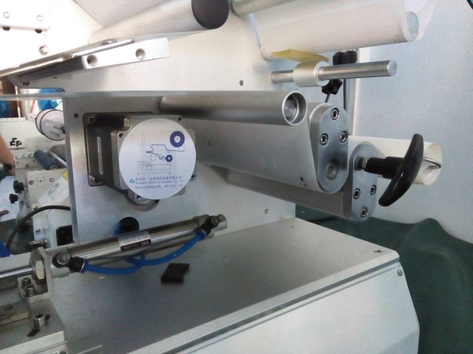 semi automatic rolling labeling machines.
