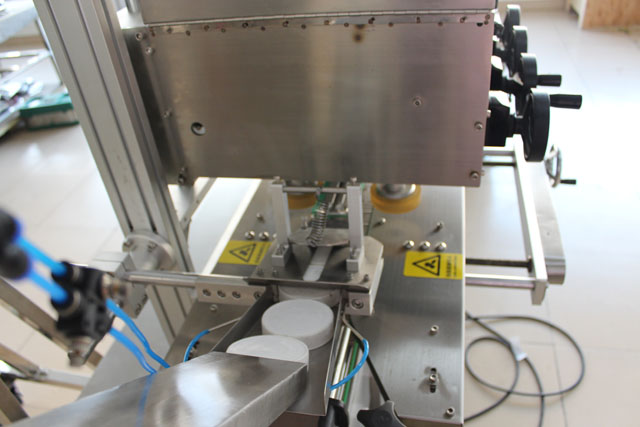 capping machine with lifting (1).JPG