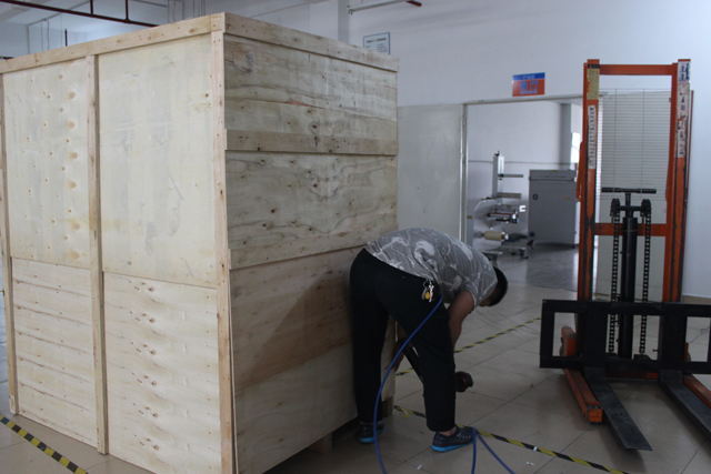 wooden case packing for horizontal labeling (2).JPG