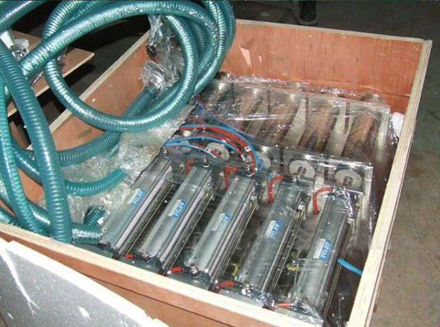 4 heads filling machine in wooden case.jpg