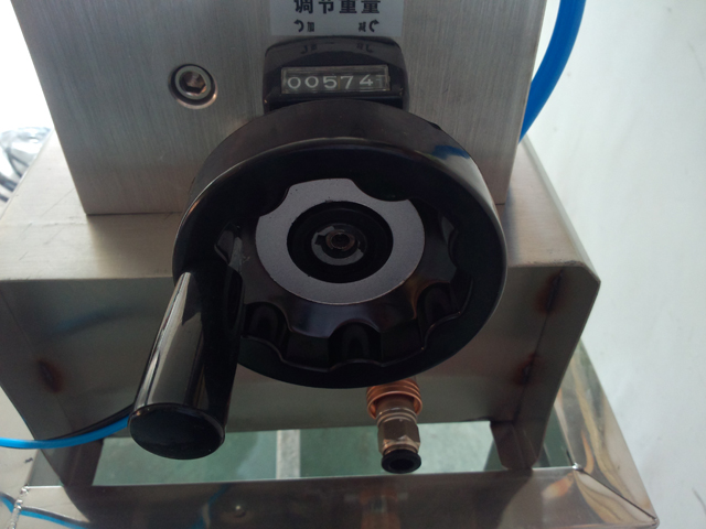 liquid filling machine semi automatic SHampoo filler equipment.jpg