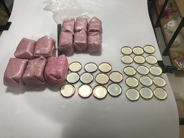 caps and bottles jars for vacuum capping.jpg