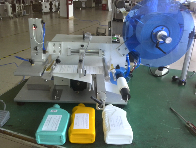 bottles labeling machine semi automatic flat bottles labeler equipment.jpg