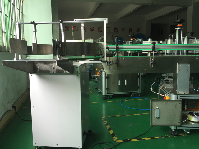 vertical labeling machinery with turntable bottles feeding s